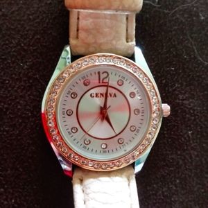 *LIKE NEW* ROSE GOLD & CRYSTAL FASHION WATCH W/PEBBLED LEATHER BAND